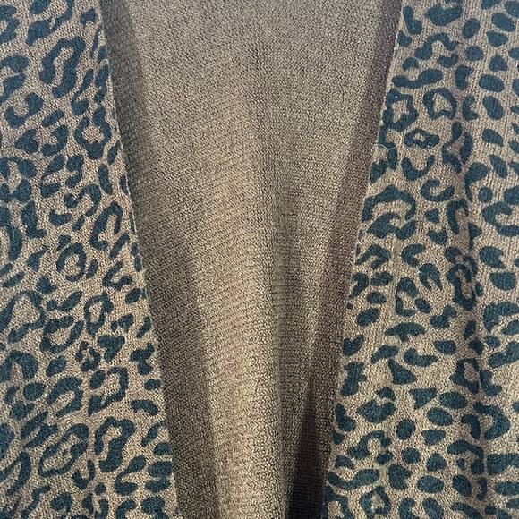 Fringed soft knit cheetah print cape, one size, black and brown - Picture 2 of 3